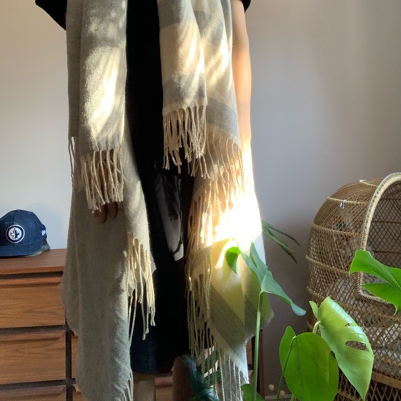 🧁HostPick🧁Grey&Cream Fringe Vest/Shawl One Size - Picture 3 of 7